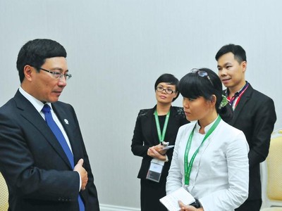 Thục Minh (áo trắng) phỏng vấn Bộ trưởng Bộ Ngoại giao Phạm Bình Minh bên lề Hội nghị Cấp cao ASEAN thứ 21 tại Phom Penh (Campuchia) năm 2012.