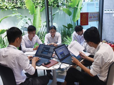 Sự phát triển của mạng xã hội giúp cho hoạt động của môi giới bất động sản dễ dàng hơn, nhưng cũng phát sinh nhiều mặt trái. Ảnh: Dũng Minh