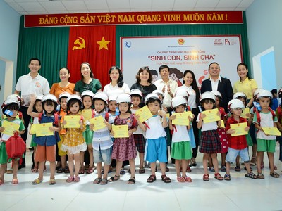 Chương trình trao 30 phần quà đặc biệt và hỗ trợ tài chính cho các gia đình có hoàn cảnh đặc biệt khó khăn tại địa phương.