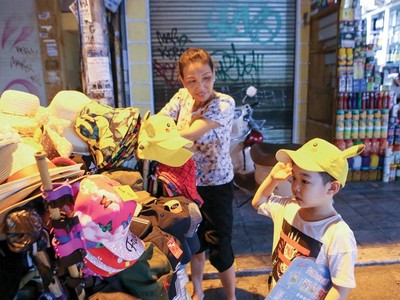 Bà Hiền (quê Hà Nam) quyết bám trụ Hà Nội để mưu sinh. Ảnh: Hồ Hạ