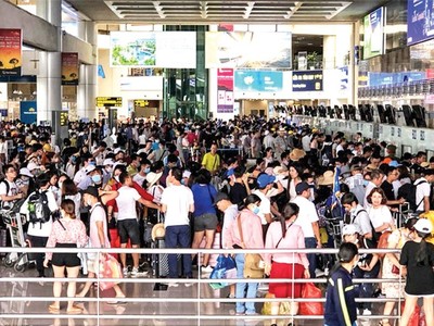 Covid-19 quay trở lại khiến các sân bay không còn cảnh tấp nập, Việt Nam lại bước vào một “cuộc chiến” mới để đẩy lùi dịch bệnh.