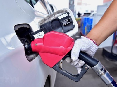 Nhân viên bơm xăng cho phương tiện tại một trạm xăng ở Hà Bắc, Trung Quốc. (Ảnh: THX/TTXVN)