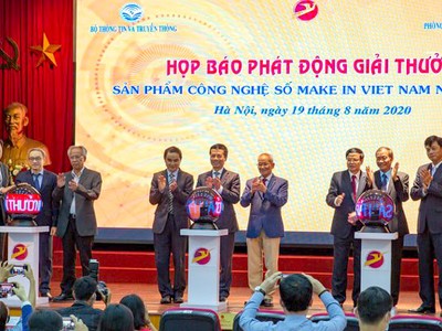 Bộ trưởng Bộ TT&TT Nguyễn Mạnh Hùng cùng các Đại biểu phát động Giải thưởng “Sản phẩm công nghệ số Make in Viet Nam” năm 2020.
