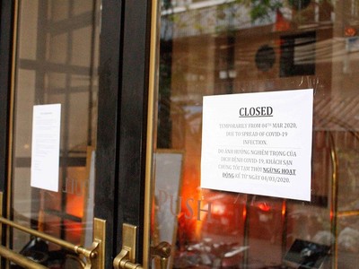 Covid-19 tái bùng phát khiến hàng loạt cơ sở kinh doanh dịch vụ phục vụ du khách tại Hà Nội phải đóng cửa.
