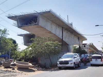 Cầu Nam Lý đang trong tình trạng đình đốn thi công, mới thực hiện được khoảng 39% khối lượng. Ảnh: N.T