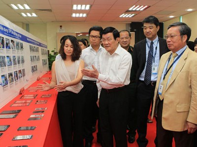Chủ tịch nước thăm nhà máy Wintek Bắc Giang