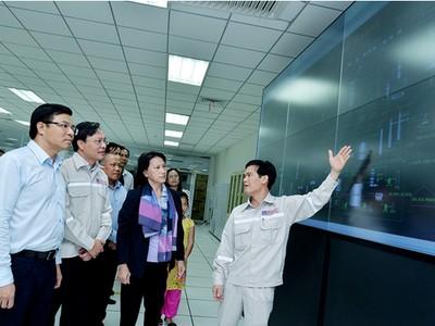 Chủ tịch Quốc hội Nguyễn Thị Kim Ngân biểu dương, khen ngợi tập thể cán bộ công nhân viên Đạm Cà Mau trong hoạt động sản xuất kinh doanh 5 năm qua