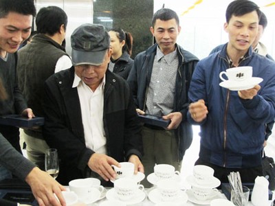 Những bộ tách cà phê có tên của nhà đầu tư được đặt thiết kế riêng