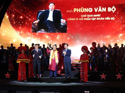 Ông Phùng Văn Bộ - Chủ tịch HĐQT TTB Group vinh dự nhận được giải thưởng Top 10 Sao Đỏ - Doanh nhân trẻ Việt Nam tiêu biểu 2019.