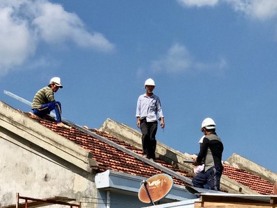 Chương trình đã giúp người dân bị ảnh hưởng bởi cơn bão số 12 nâng cao hiểu biết về các kỹ thuật nhà an toàn. Ảnh: UNDP.