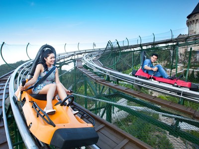 Nghỉ lẽ dài ngày, nhiều gia đình lựa chọn những chuyến đi xa và săn khuyến mại.