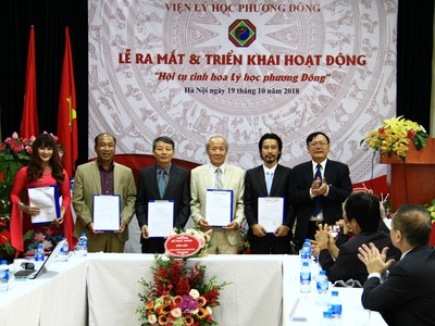 Lãnh đạo Viện trao quyết định thành lập cho 4 câu lạc bộ. Ảnh: Thành Nguyễn.