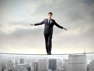 Với sự trồi sụt bất thường của thị trường, nhiều F0 mang tâm trạng đi trên dây giữa "xả" - "ôm" - "mua". Ảnh: Shutterstock.