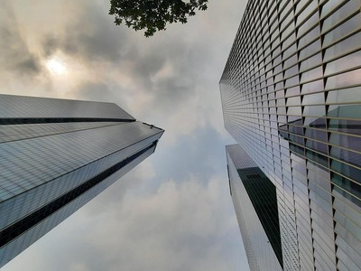 Hai tòa nhà văn phòng lớn Lotte và Capital Place. Ảnh: Thành Nguyễn.