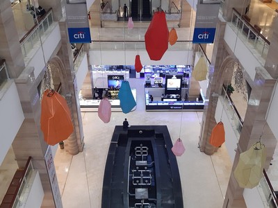 Dịch Covid-19 khiến cho nhiều trung tâm bán lẻ gặp khó vì giãn cách. Ảnh: Thành Nguyễn.