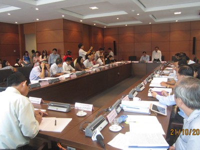 Ngày 21/10, các đại biểu thảo luận tại tổ về tình hình kinh tế xã hội 2014 và nhiệm vụ 2015 - Ảnh: Bùi Trang