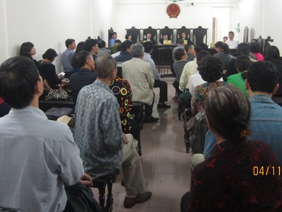 Các bị hại ngồi chật kín phòng xét xử