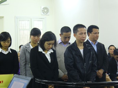 Bị cáo Lê Văn Dũng (giữa, hàng trên cùng) tại phiên tòa ngày 13/11