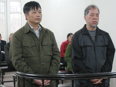 Hai bị cáo Nguyễn Đình Bang (bên trái) và Nguyễn Huy Khang