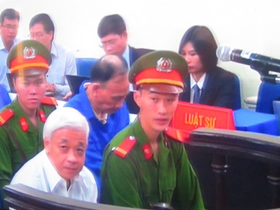 Bị cáo Nguyễn Đức Kiên (áo trắng), cùng các bị cáo khác tại phiên phúc thẩm sáng nay (ảnh chụp qua màn hình)