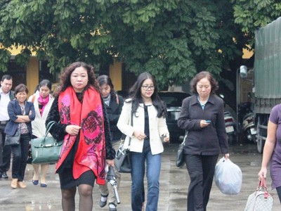 Bà Nguyễn Thúy Hương (trái) em gái và bà Đặng Ngọc Lan (áo trắng) vợ bị cáo Nguyễn Đức Kiên trong ngày thứ 3 xét xử