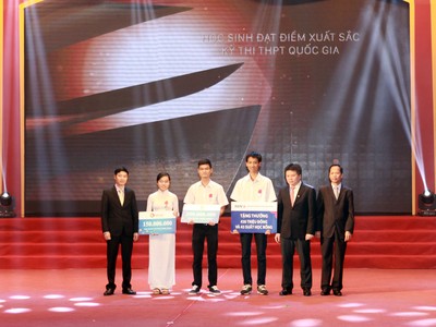 Đại diện Tập đoàn GFS trao giải cho các em học sinh