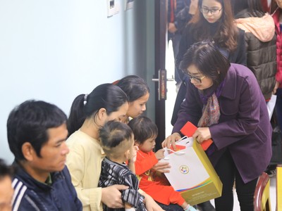 Đại diện Tập đoàn GFS trao tặng quà cho các cháu đang điều trị tại Khoa Tim mạch Bệnh viện Nhi Trung ương