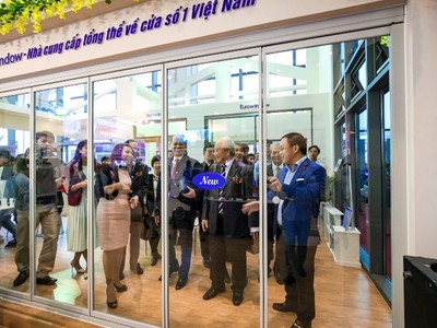Sản phẩm cửa đi mở trượt 6 cánh của Eurowindow tại Vietbuild Hà Nội 2017