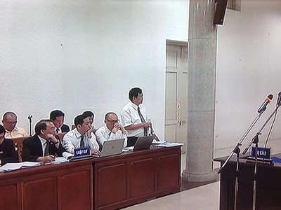 Các luật sư bào chữa tại tòa (Ảnh chụp qua màn hình)