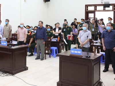 Các bị cáo tại phiên tòa sáng 18/5