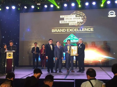 Ông Nguyễn Thanh Ngữ - Tổng giám đốc CTCP Thành Thành Công - Biên Hòa vinh dự nhận giải thưởng từ Chủ tịch tổ chức Thương hiệu châu Á Thái Bình Dương - Ông Rainer Althoff và Tiến sĩ KKJohan - Chủ tịch The BrandLaureate.