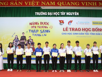  Nam A Bank và hoa hậu H’Hen Niê trao học bổng tại Đăk Lăk