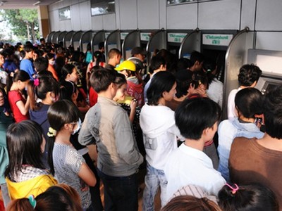 Công nhân rút tiền tại cây ATM ở Khu chế xuất Linh Trung.