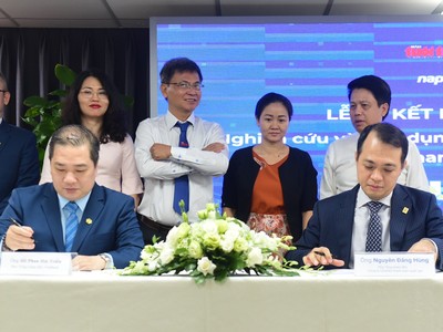 Ông Hồ Phan Hải Triều  - Phó tổng giám đốc Vietbank (bên trái) và đại diện NAPAS ký thỏa thuận hợp tác thanh toán giao thông không tiếp xúc