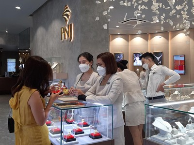 Khách hàng sớm mua vàng cầu vía Thần Tài tại hệ thống cửa hàng PNJ Next Hai Bà Trưng, quận 1, TP.HCM. 