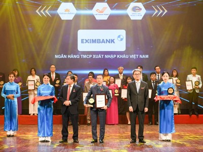 Đại diện Eximbank nhận cúp và chứng nhận Nhãn hiệu nổi tiếng - Nhãn hiệu cạnh tranh Việt Nam năm 2022