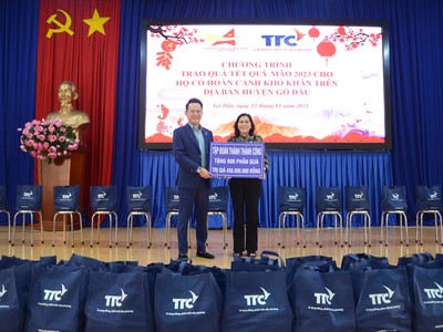 Ông Đặng Hồng Anh, Chủ tịch Hội Doanh nhân trẻ Việt Nam, Phó Chủ tịch Tập đoàn TTC trao tặng bảng biểu trưng tài trợ