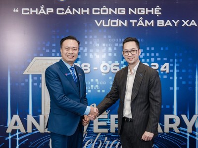 Ông Lương Nguyễn Minh Đăng - Giám đốc Khối Ngân hàng Bán lẻ Eximbank và ông Nguyễn Xuân Thủy – Nhà sáng lập VBCI ký kết Biên bản Ghi nhớ.