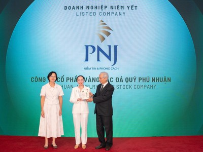 Bà Trần Phương Ngọc Thảo, Phó chủ tịch HĐQT kiêm Chủ tịch Ủy ban ESG PNJ đại diện doanh nghiệp nhận giải thưởng. Ảnh: Kế Châu