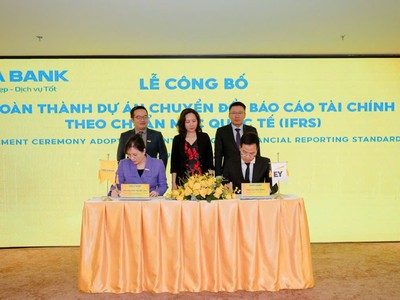 Đại diện Nam A Bank và EY Việt Nam ký kết hoàn thành dự án IFRS