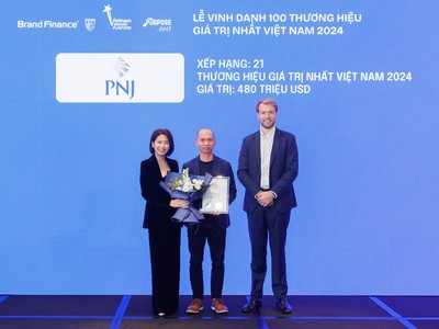 Đại diện nhận danh hiệu từ ban tổ chức (Ảnh: Việt Hùng)