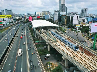 Ngân hàng đua phát hành thẻ miễn phí cho khách đi tàu Metro số 1