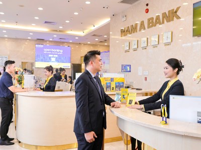 Khách hàng giao dịch tại Nam A Bank.