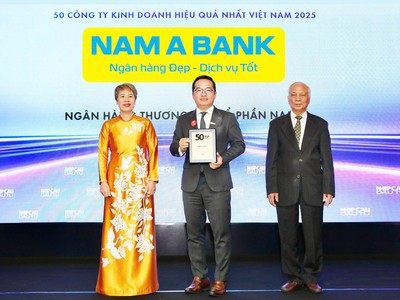 Đại diện Nam A Bank, ông Võ Hoàng Hải – Phó tổng giám đốc nhận danh hiệu Top 50 Công ty hoạt động hiệu quả nhất Việt Nam năm 2025