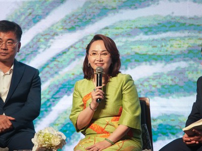Bà Đặng Huỳnh Ức My - Chủ tịch HĐQT TTC AgriS chia sẻ ý nghĩa của cuốn sách “Right to Win - ‘Cửa thắng’ của nông nghiệp Việt: Cách thức AgriS và Betrimex tham gia chuỗi cung ứng toàn cầu”.