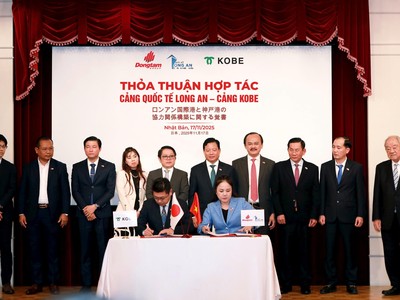 Bà Nguyễn Thụy Quỳnh Hương - Tổng giám đốc CTCP Quản lý & Khai thác Cảng Quốc tế Long An và ông Tomohisa Izumi - Phó tổng giám đốc Cảng Kobe ký kết MOU