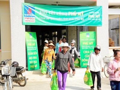 DPM tặng quà cho hơn 10 ngàn hộ gia đình khó khăn