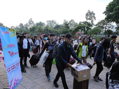 Hơn 1.300 sinh viên “Cùng PVOIL về quê đón Tết”