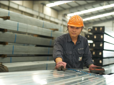 Sản lượng ống thép Hòa Phát tại miền Nam tăng 16,4%, tôn Premium “cháy hàng”