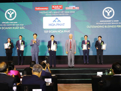 Ban tổ chức trao giải Thương hiệu Mạnh - Kinh doanh Xuất sắc 2024 cho đại diện Tập đoàn Hòa Phát